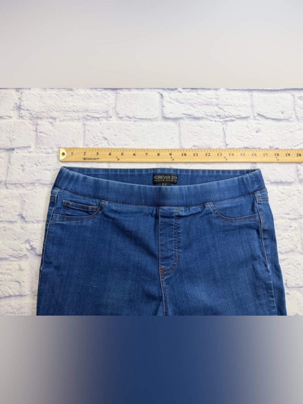 Forever 21 Women's Straight Line Blue Jeans. Pull on. Size L.